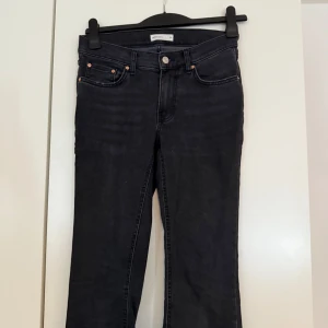 Svarta jeans från Perfect Jeans, stl 36 - Svarta jeans från Perfect Jeans i klassisk femficksmodell. Jeansen har en rak passform och normal midja, med snygga detaljer i form av silverfärgade nitar och knapp. Perfekta till din vardagsstil och lätta att matcha med allt.