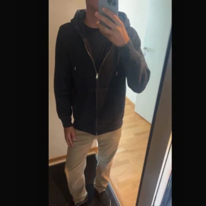 Mango zip hoddie - Mörkblå zip hoddie från mango, knappt andvänd, snygg design med stor och mjuk luva och en snygg blå färg! Nypris 650 mitt pris 249