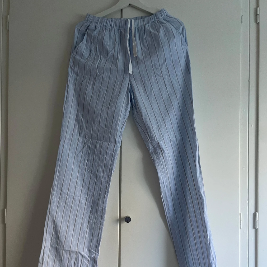 Ljusblå randiga linnebyxor med snörning