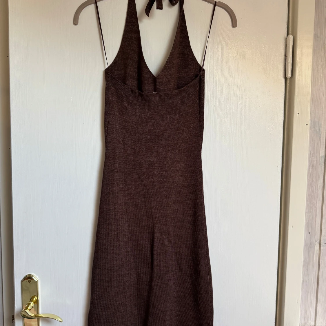 Brun ärmlös klänning med knyt - 1