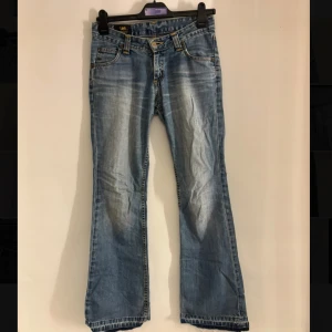 Blå bootcut jeans från Lee - Säljer ett par klassiska blå jeans från Lee. De är lågmidjade. Som ni ser så är de lite skavanker men det är inget som syns!! Såklart går det att sy ihop❤️Skit snygga men de är tyvärr för små för mig:(