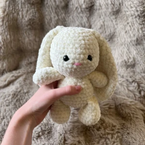 Vit virkad kanin  - Nu säljer jag denna gulliga kanin perfekt som ett gosedjur! Den är ca 23 cm hög. Kaninen har Säkerhetsögon vilket inte rekommenderas för barn under 3 år så ha detta i åtanke vid köp! 