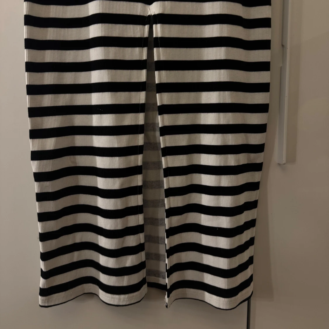 Randig långklänning med slits - 2