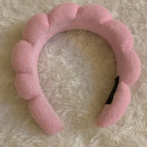 Rosa hårband  - Säljer detta rosa hårband från LYKO och är endast använd 1-2 gånger💗 Perfekt när du ska sminka dig o göra dig iordning🫰🏻