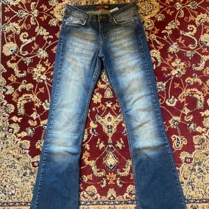 Bootcut jeans - Midjemått: 34 cm rakt över                                                    Innerbenslängd: 76 cm                                             Gren: 21 cm