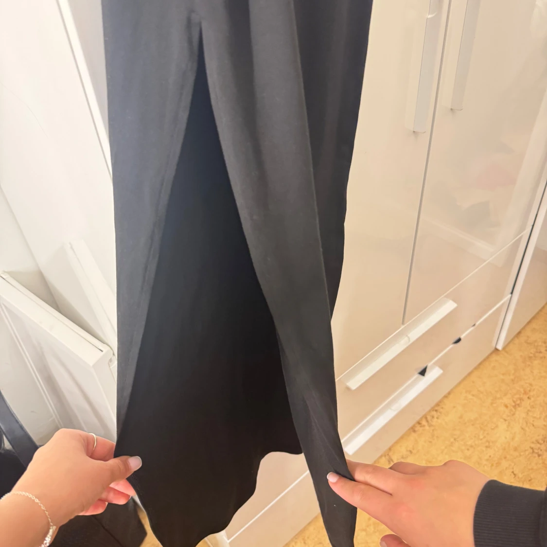 Svart långklänning med slits - 2