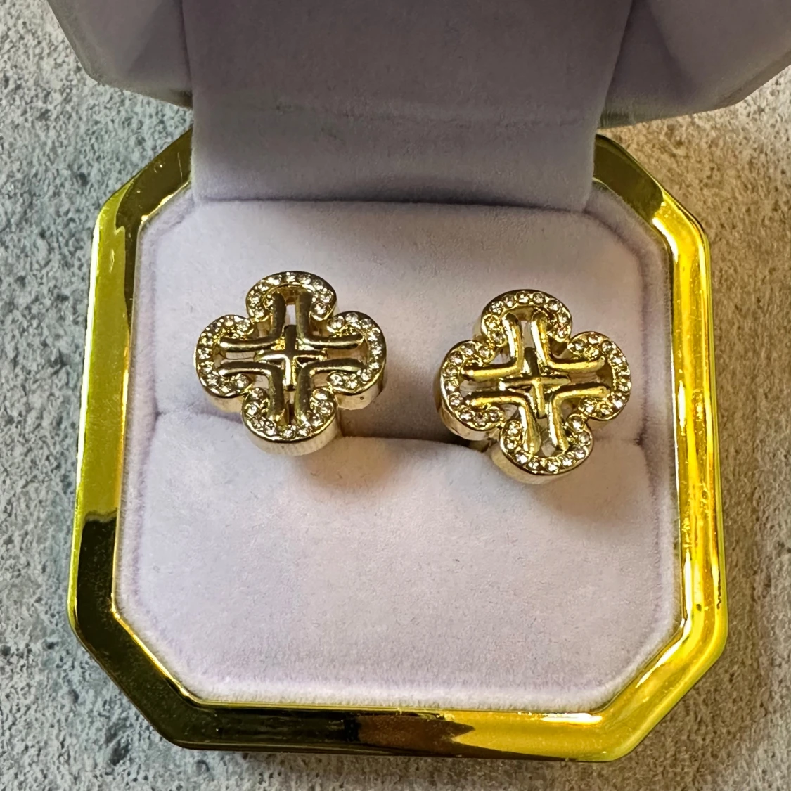 Guldiga Glöver med kristaller Manchesterknappar - 1