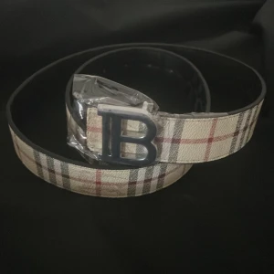 Burberry bälte - Beige bälte från Burberry i storlek 105cm, helt ny och oanvänd 🙂