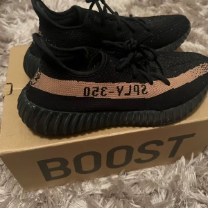 Adidas Yeezy Boost 350 V2 Black/Copper - Säljer ett par äkta Adidas Yeezy Boost 350 V2 i färgen Black/Copper. Köpta 2nd hand (kvitto finns). Perfekta för dig som gillar streetwear och unika sneakers. Nypris ≈ 14 000kr