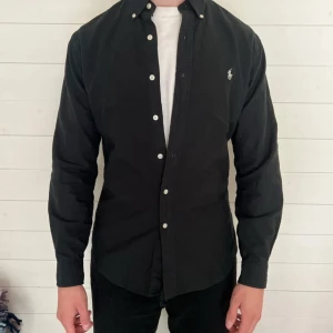 Svart skjorta från Ralph Lauren - Säljer en supersnygg Ralph Lauren skjorta i storlek M! Hör av dig vid frågor😁 Fraktar samma eller nästa dag! 