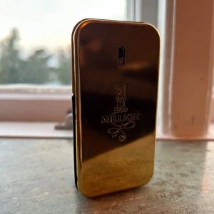 1 Million Eau de Toilette - Stilren och ikonisk parfym med guldig design från Paco Rabanne. Flaskan är knappt använd. 