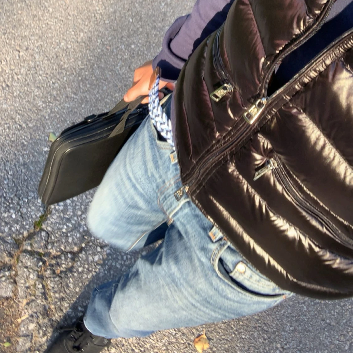 Levis 514 blåa, med ett bälte