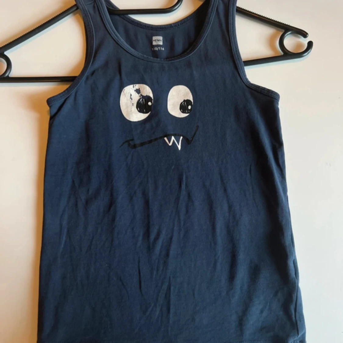 Mörkblå linne med monstertryck HEMA