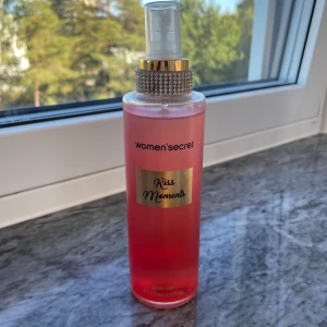 Women'secret Kiss Moments Body Mist - Fräsch body mist från Women'secret i doften Kiss Moments. Perfekt för dig som vill ha en lätt och uppfriskande touch under dagen. Volym: 250 ml.