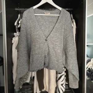 Grå stickat kofta  - Ljusgrå stickad kofta ej använd alls från Gina tricot❣️storlek XL men skulle absolut säga mer som M väldigt liten i storlek