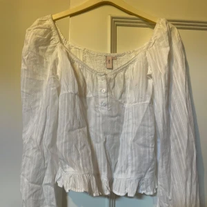 Vit blus från Nelly🤍 - Använd en gång🤍🤗