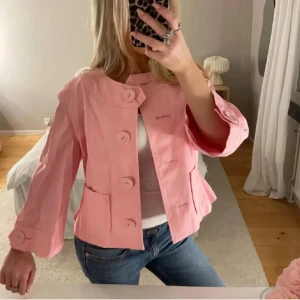 Rosa jacka - Jättesöt rosa jacka med trekvartsärmar. Mycket bra skick! Bilderna är lånade 🤗Bara att skriva vid frågor🩷