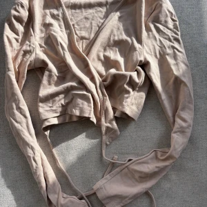 Croppad knyt tröja - Så fin och nästan aldrig använd. Jätteskönt