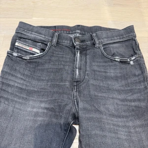 Diesel jeans - Snygga svarta jeans från Diesel i storlek W28/L32. De är i bra skick och nypris ligger på 1600kr. Skriv vid funderingar!