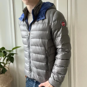 Colmar jacka  - Colmar jacka beige med blå insida. Riktigt skön jacka med bra passform, lite tunnare än tex Ralph Lauren jackorna jag har inne. Storlek 46 vilket motsvarar ungefär en M, inga större defekter förutom en liten missfärgning under armhålan. Kom med frågor! 