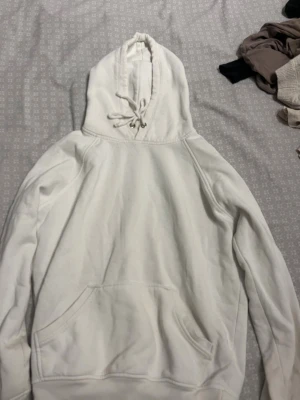 Vit hoodie  - Vit hoodie från Bilbok, nopprig
