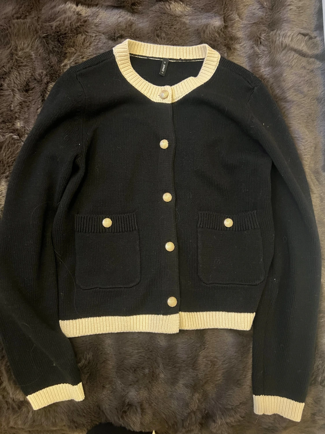 Svart Fin stickad cardigan med gult knappar