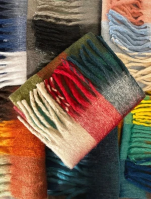 Rutig cashmere halsduk  - En rutig cashmere halsduk perfekt för höst-vintern. Gjord med mjuk cashmere vilket gör den mycket varm. Halsduken är 250cm x 38cm. Aldrig andvänd i perfekt skick.