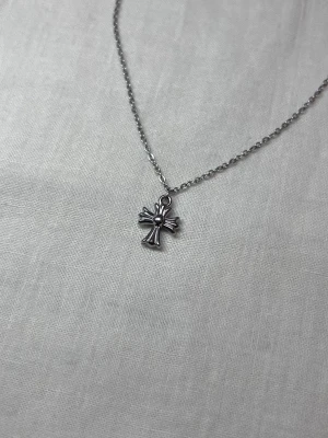 Minimalist Rebel Cross - 1.3 x 1.1 cm, kedja: 50 cm. Helt rostfri