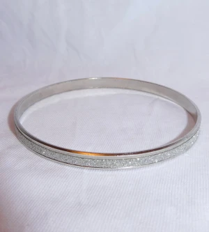 Armband  - Fint silvrigt armband med glitter