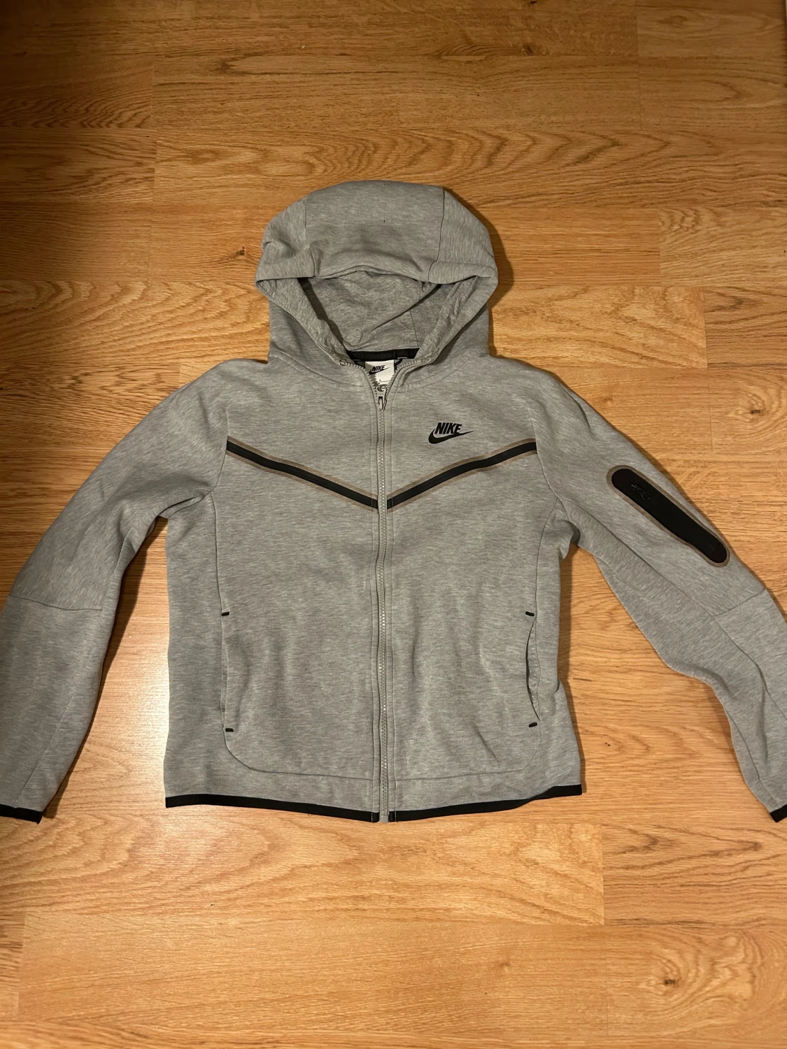 Grå zip-hoodie från Nike med huva
