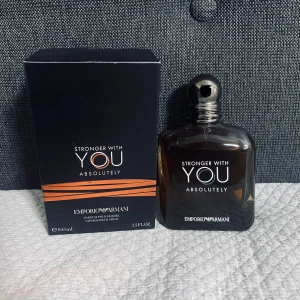 Stronger With You Absolutely 100ml - Emporio Armani Stronger With You Absolutely, 100ml. Parfym för honom med stilren design. Ingredienser: alkohol, parfym, vatten, butyl methoxydibenzoylmethane, coumarin, linalool, limonene, citronellol, m.m. Tillverkad i Frankrike.