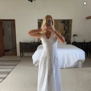 Vit lånklänning - Säljer en vit långklänning, perfekt för studentmottagning💞endast använd en gång