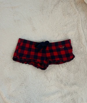Hollister lågmidjade shorts  - Ett par shorts från Hollister i storlek S. Kan upplevas större i storlek, likt en M. Rakt över midjemått: ca 43cm. Jag fraktar inom 24h. Se liknande plagg i min profil!