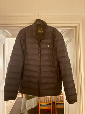  Morris dunjacka - Morris dunjacka i mycket bra skick inköpt förra vintern, för 2850 kr. Den är i storlek M och färgen är blå. Hör av er vid minsta funderingv