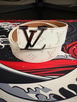 Vitt bälte - Ett snyggt vitt bälte. Helt ny och oanvänd. Storleken är 105cm.