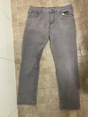 Grå jeans  - Grå jeans