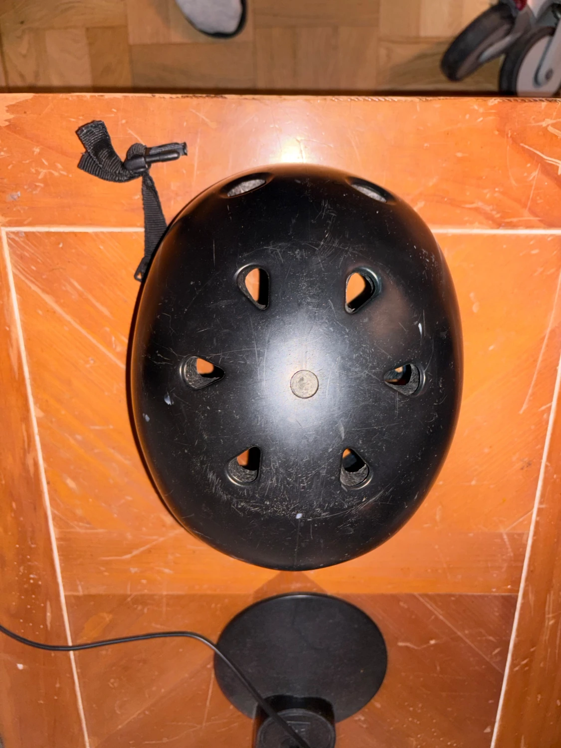 Svart cykelhjälm med färgglad insida