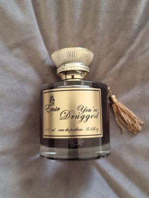 Emir, you're drugged - You're Drugged från Emir, 100 ml. Endast testsprayad. Från fragrantica: Top notes are Cinnamon and Whiskey; middle notes are Cardamom and Nutmeg; base notes are Coffee and Vanilla.
