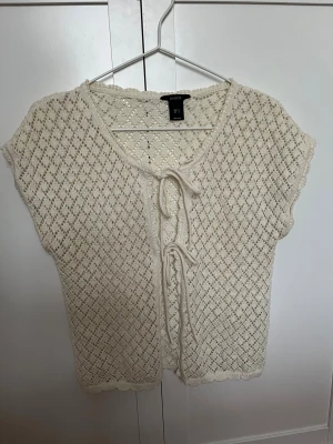 Beige top  - Fin beige topp från Lindex. Inga tecken på användning, endast brukad fåtal gånger. Storlek S. 🌼
