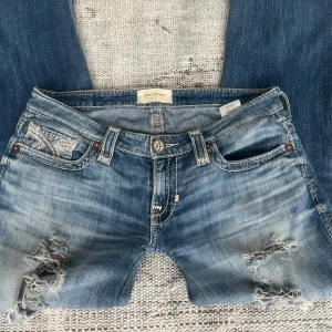Vintage ultra low waist jeans med hål - Säljer ett par ultra low waist flared byxor med hål jag köpt second hand, bara att kontakta vid frågor💞💞 OBS det finns täcken på användning 