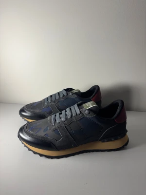 Valentino rockrunners  - Säljer dessa riktigt feta rockrunners i storlek 42. Perfekta nu inför höst och vinter. Dem är helt nya och i 10/10 skick! Tveka inte på att höra av dig vid funderingar 🙌🏼Obs: Inte org1nal