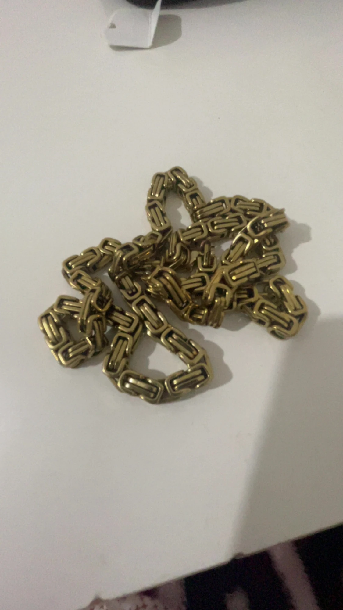 Tung guldfärgad kedja i metall