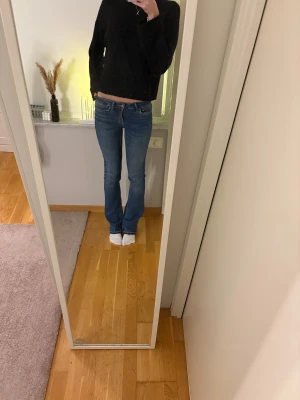 Zara jeans - Säljer dessa snygga Zara jeans, dom är i bra skick och knappast använda💕💕de är uppsprättade och passar mig perfekt som är 170cm lång💕💕hör av dig om du undrar över något!!💕