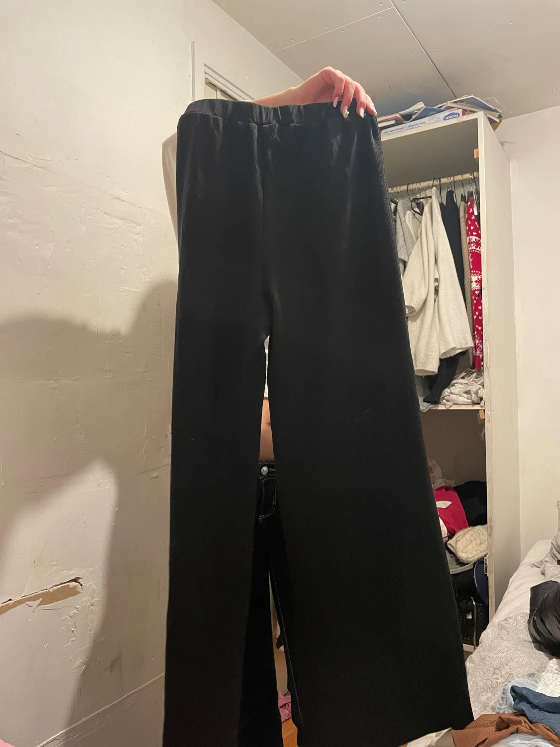 Svarta ribbade wide byxor i storlek S ifrån Shein  - 1