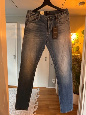 Neuw Lou Slim jeans blå 30/34 - Blå slim fit jeans från Neuw, modell Lou Slim. Aldrig använda!         Nypris 1 399kr. Skriv vid minsta fundering!🔥😃 Priset kan diskuteras!