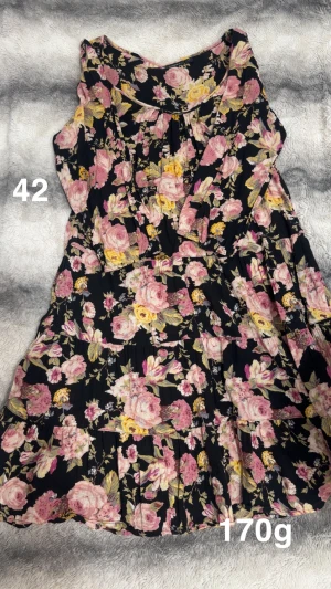 Klänning från Lindex med trekvartsärm - Fint använt skick. Tunnare material. Storlek 42 