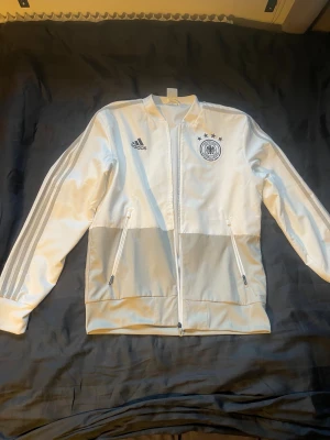 Tyskland tröja full zip up utan luva - Snygg Tyskland tröja från US som jag aldrig använt. Den sitter väldigt bra och passar perfekt för dutch street style eller om du helt enkelt är fotbollsintresserad så passar den för dig nog också! 