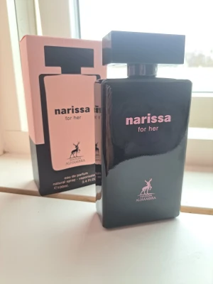 Maison Alhambra Narissa For Her EdP 100ml - Narissa For Her från Maison Alhambra är en eau de parfum i en stilren flaska. Volymen är 100 ml. Perfekt för dig som vill ha en modern och trendig doft i din samling.