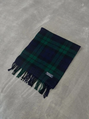 Mörkblå Burberry halsduk  - Burberry halsduk 🌟 Superfin kvalitet, väldigt mjuk och varm. Passar perfekt till både vardag och finare tillfällen! ✅ I mycket gott skick ✅ Färg: mörkblå, grön ✅ Material: 100% Kashmir   Mått 📏  Längd: 130 cm Bredd: 30 cm  Hör av dig vid fler frågor!   Skickas snabbt och välpackat 💌  N: 2