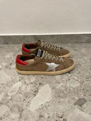Golden goose  - Golden goose || Storlek 41 || Skorna är i okej skick, däremot nedtrampade i hälen och slitna vid hälen || Tveka inte på att höra av dig vid frågor eller funderingar 
